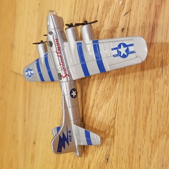 Maisto B-17G Flying Fortress Sugarland Express - Picture 6 of 11